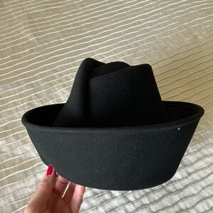 André felt hat